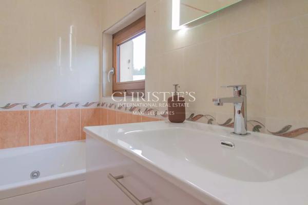 La Maison du Moulin, perchée au sommet d’une colline, offre des vues spectaculaires et panoramiques