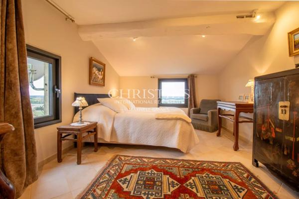 La Maison du Moulin, perchée au sommet d’une colline, offre des vues spectaculaires et panoramiques