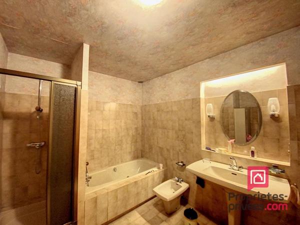 MAISON AVALLON AVEC TERRAIN ET DÉPENDANCES