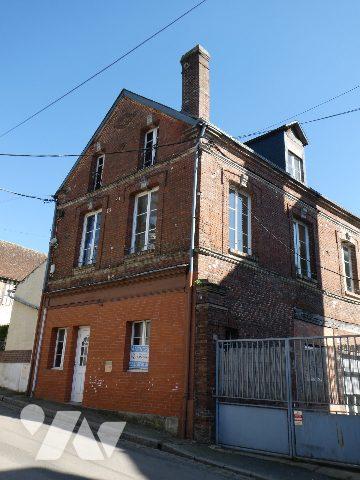 Dans bourg avec commerces et écoles