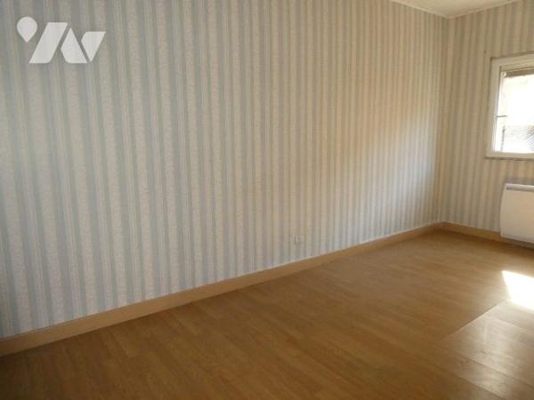 Dans bourg avec commerces et écoles