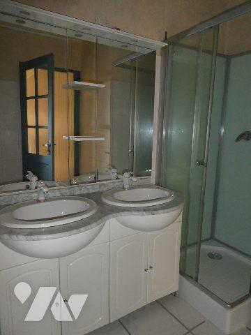 Dans bourg avec commerces et écoles