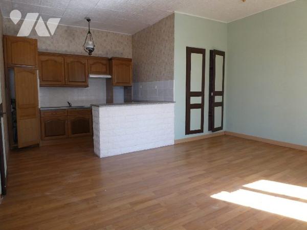 Dans bourg avec commerces et écoles