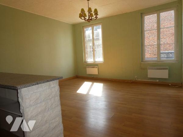 Dans bourg avec commerces et écoles