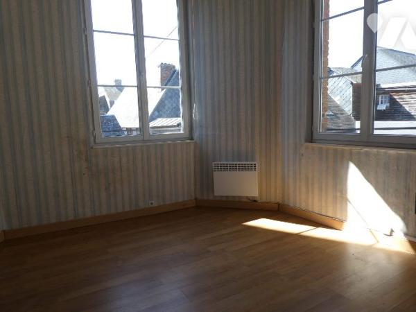 Dans bourg avec commerces et écoles