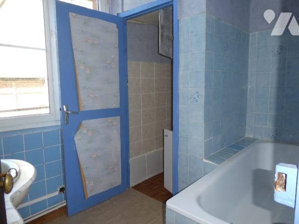 Dans bourg avec commerces et écoles