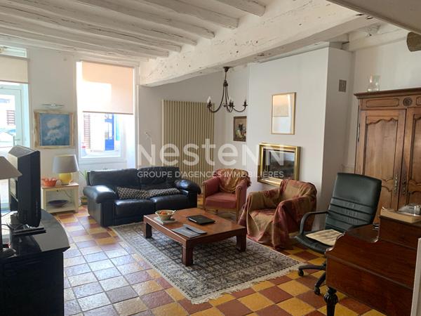 Local commercial à vendre en plein centre de Bressuire de 191m² avec cours.