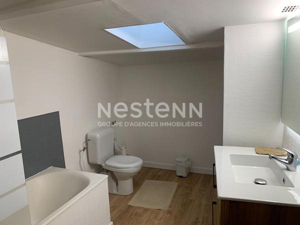 Local commercial à vendre en plein centre de Bressuire de 191m² avec cours.