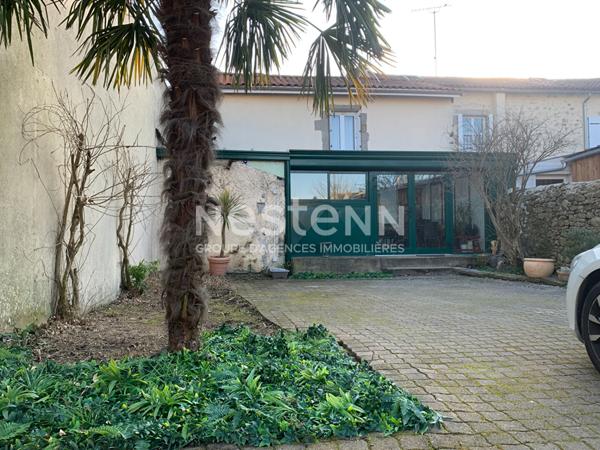 Local commercial à vendre en plein centre de Bressuire de 191m² avec cours.