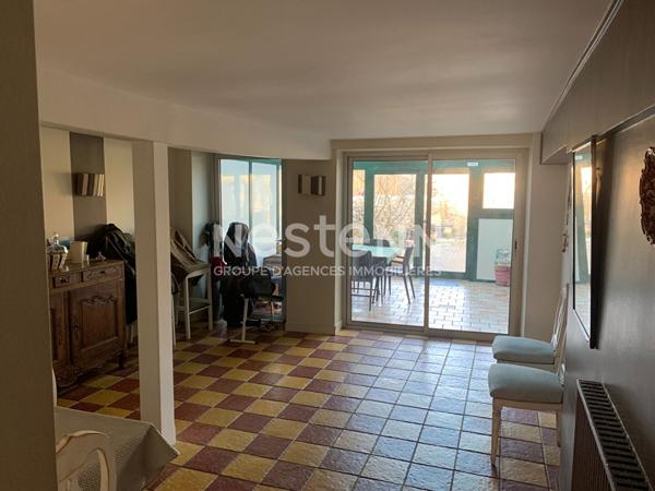 Local commercial à vendre en plein centre de Bressuire de 191m² avec cours.