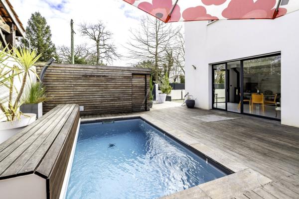PESSAC – MAISON CONTEMPORAINE 4 CHAMBRES DONT 1 AU RDC – PISCINE - GARAGE - LOCAL À VÉLOS, À SEULEMENT 1 KM DU CENTRE-VILLE.