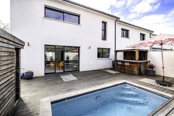 PESSAC – MAISON CONTEMPORAINE 4 CHAMBRES DONT 1 AU RDC – PISCINE - GARAGE - LOCAL À VÉLOS, À SEULEMENT 1 KM DU CENTRE-VILLE.