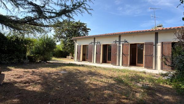 ROQUEFORT- Maison de plain pied à vendre de 90 m² avec un fort potentiel à rénover 3 chambres garage et jardin dans un environnement calme.