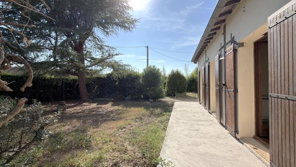 ROQUEFORT- Maison de plain pied à vendre de 90 m² avec un fort potentiel à rénover 3 chambres garage et jardin dans un environnement calme.