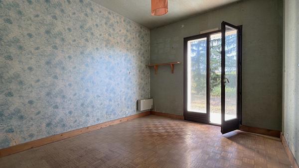 ROQUEFORT- Maison de plain pied à vendre de 90 m² avec un fort potentiel à rénover 3 chambres garage et jardin dans un environnement calme.