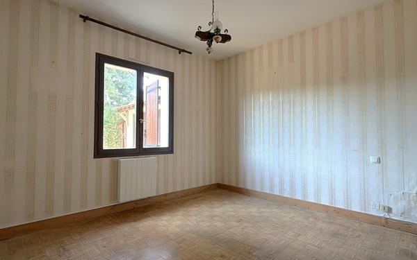 ROQUEFORT- Maison de plain pied à vendre de 90 m² avec un fort potentiel à rénover 3 chambres garage et jardin dans un environnement calme.