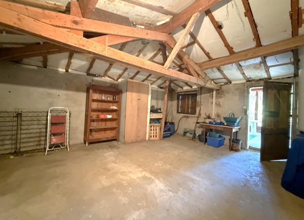 ROQUEFORT- Maison de plain pied à vendre de 90 m² avec un fort potentiel à rénover 3 chambres garage et jardin dans un environnement calme.