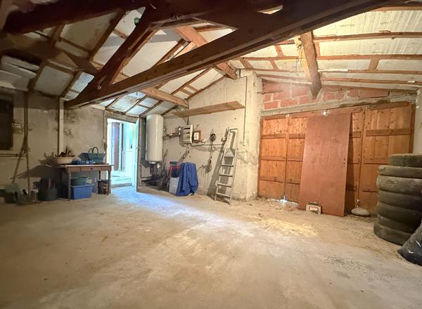 ROQUEFORT- Maison de plain pied à vendre de 90 m² avec un fort potentiel à rénover 3 chambres garage et jardin dans un environnement calme.