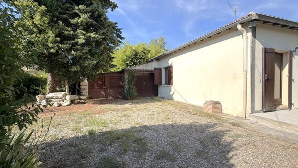 ROQUEFORT- Maison de plain pied à vendre de 90 m² avec un fort potentiel à rénover 3 chambres garage et jardin dans un environnement calme.