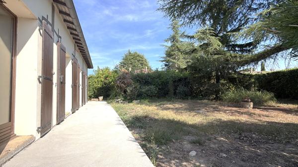 ROQUEFORT- Maison de plain pied à vendre de 90 m² avec un fort potentiel à rénover 3 chambres garage et jardin dans un environnement calme.