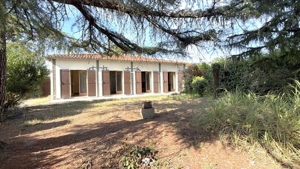 ROQUEFORT- Maison de plain pied à vendre de 90 m² avec un fort potentiel à rénover 3 chambres garage et jardin dans un environnement calme.