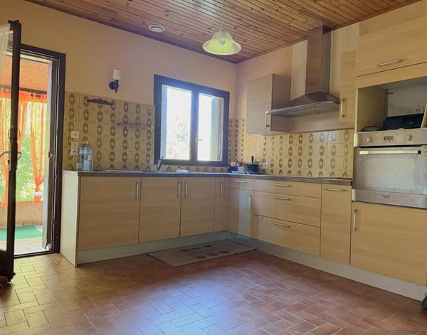 ROQUEFORT- Maison de plain pied à vendre de 90 m² avec un fort potentiel à rénover 3 chambres garage et jardin dans un environnement calme.