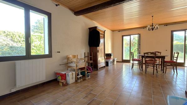 ROQUEFORT- Maison de plain pied à vendre de 90 m² avec un fort potentiel à rénover 3 chambres garage et jardin dans un environnement calme.