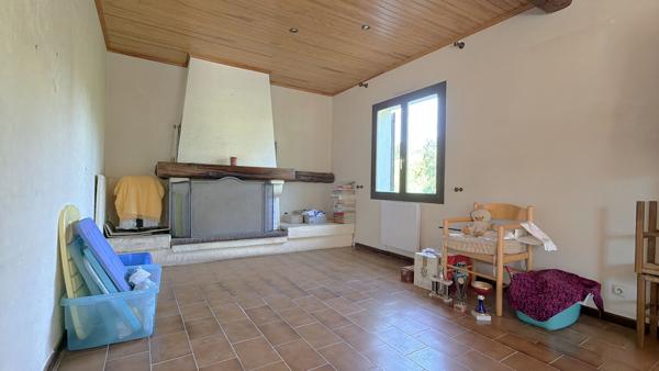 ROQUEFORT- Maison de plain pied à vendre de 90 m² avec un fort potentiel à rénover 3 chambres garage et jardin dans un environnement calme.