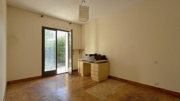 ROQUEFORT- Maison de plain pied à vendre de 90 m² avec un fort potentiel à rénover 3 chambres garage et jardin dans un environnement calme.