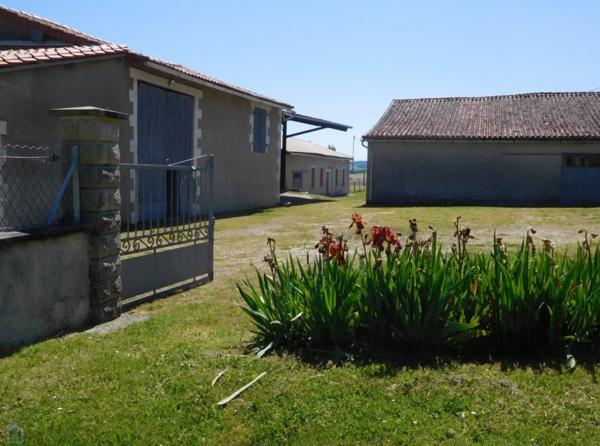 CADRE EXCEPTIONNEL POUR CETTE ANCIENNE FERME SANS AUCUN VOISIN, NI VIS A VIS - 6 HECTARES