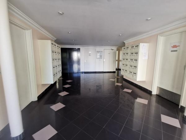 Chartrons. Studio + parking couvert