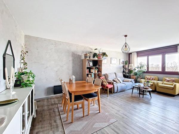 T5 99 m² environ – DPE C, 4 chambres, cave