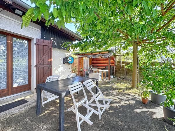 Saint-Jean-de-Moirans, maison de plain-pied avec piscine, grand sous-sol et vue sur les massifs