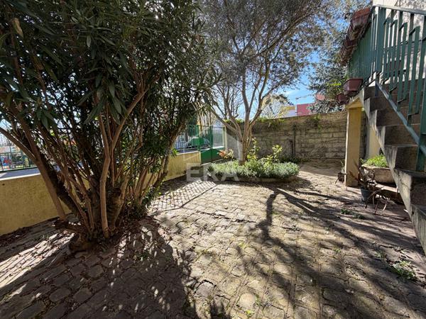 Maison familiale avec grand jardin, cour et sous-sol total