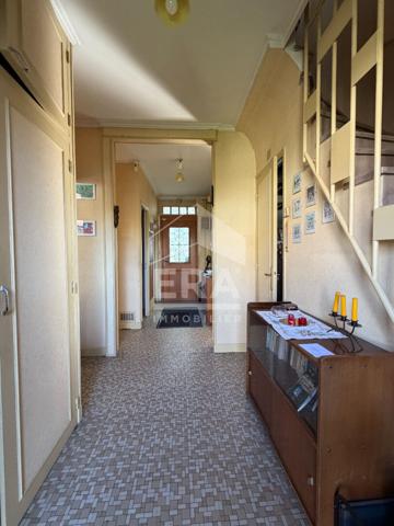 Maison familiale avec grand jardin, cour et sous-sol total