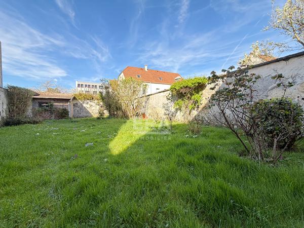 Maison familiale avec grand jardin, cour et sous-sol total