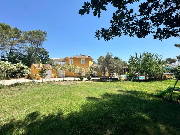 Villa T5 traditionnelle de 165 m² avec piscine et grand garage.