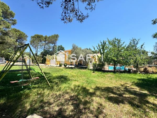 Villa T5 traditionnelle de 165 m² avec piscine et grand garage.