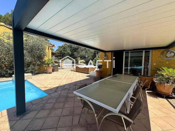 Villa T5 traditionnelle de 165 m² avec piscine et grand garage.