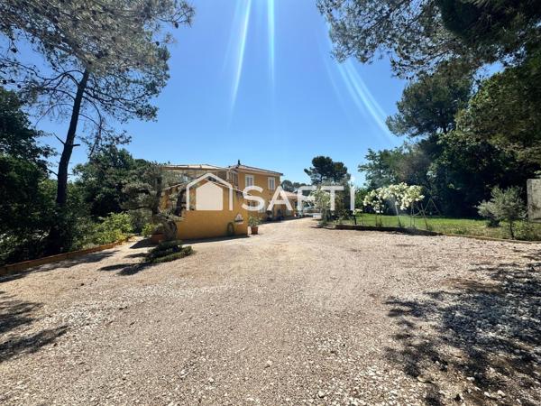 Villa T5 traditionnelle de 165 m² avec piscine et grand garage.