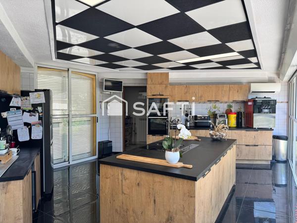 Villa T5 traditionnelle de 165 m² avec piscine et grand garage.
