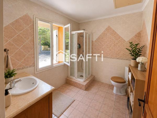 Villa T5 traditionnelle de 165 m² avec piscine et grand garage.
