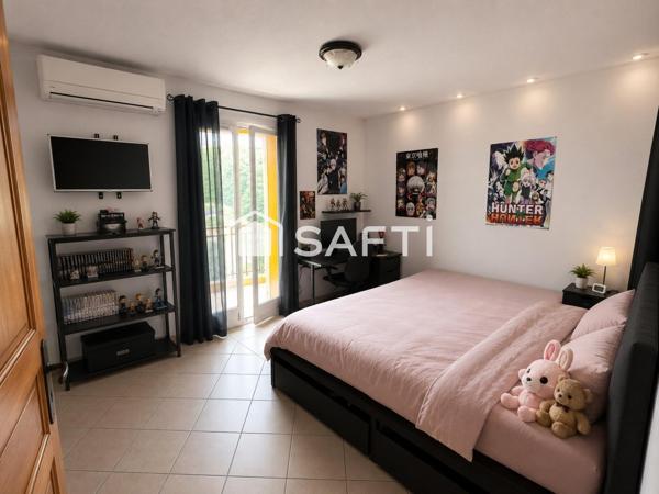 Villa T5 traditionnelle de 165 m² avec piscine et grand garage.
