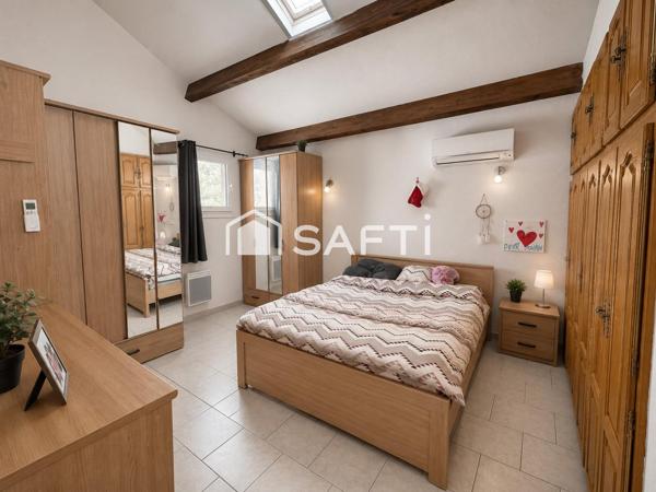 Villa T5 traditionnelle de 165 m² avec piscine et grand garage.