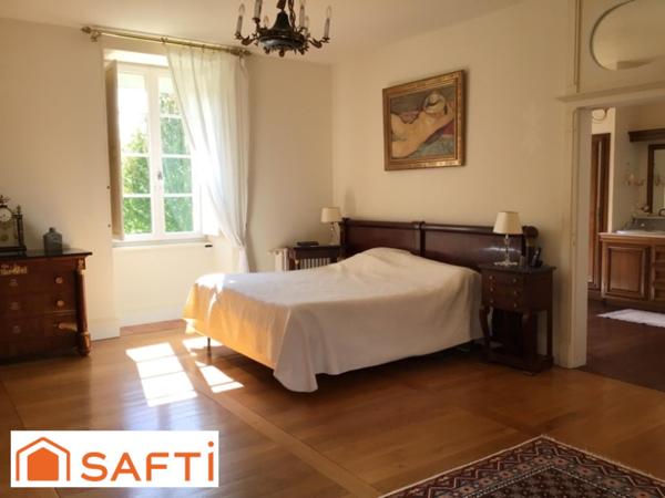 Magnifique manoir en pierre du 17 ème siècle.