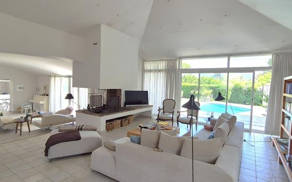 Maison à vendre    6 pièces • 295 m2 La Crau