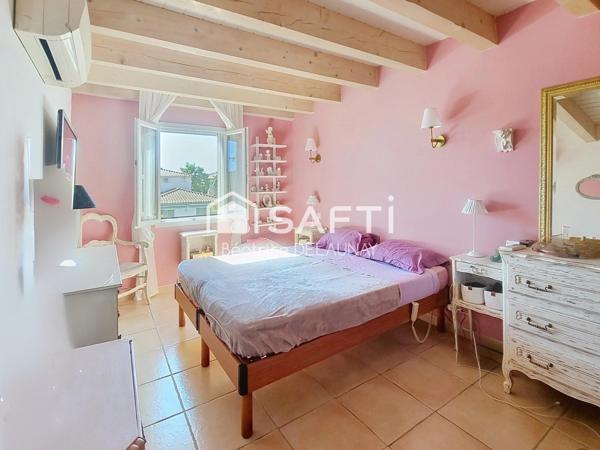 VILLA D'ENVIRON DE 140 m², PISCINE ET GARAGE