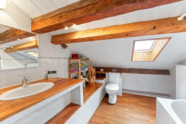 À VENDRE – Charmante ferme rénovée avec gîte indépendant et grange – Prévessin-Moëns