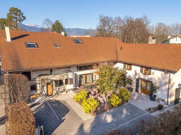 À VENDRE – Charmante ferme rénovée avec gîte indépendant et grange – Prévessin-Moëns