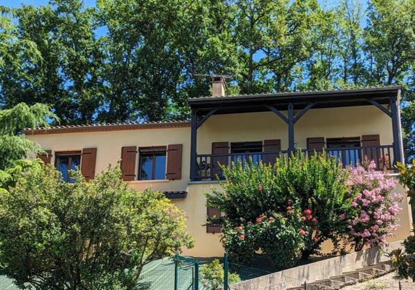 Penne d'Agenais -: Maison plain pied, 6 pièces - 4 Chambres -145 m², vue - piscine - double garage - parc